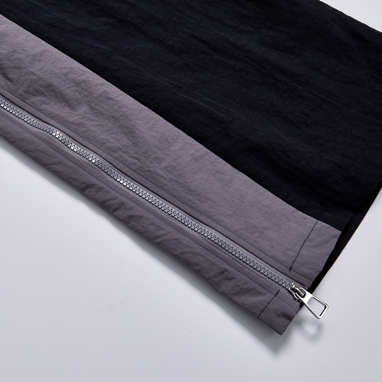 英文标题：Custom Logo Reflective Piping Contrast Color Windbreaker Fabric Unisex Elastic Waist Straight Cargo Pants Streetwear Casual Racing Track Trousers Daily Outer Bottoms