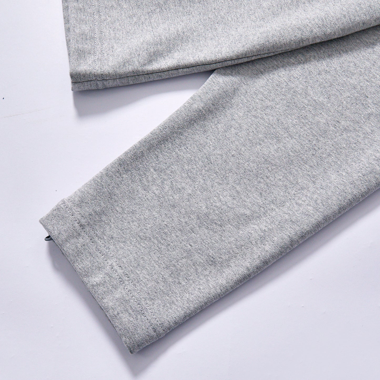 hot selling basic long sleeve tee men essential crew neck undershirt round neck long sleeve  relaxed fit double stitched hem fitted cuffs wrinkle resistant heather grey cotton long sleeve crew neck t shirt spring autumn layering outfit winter custom logo